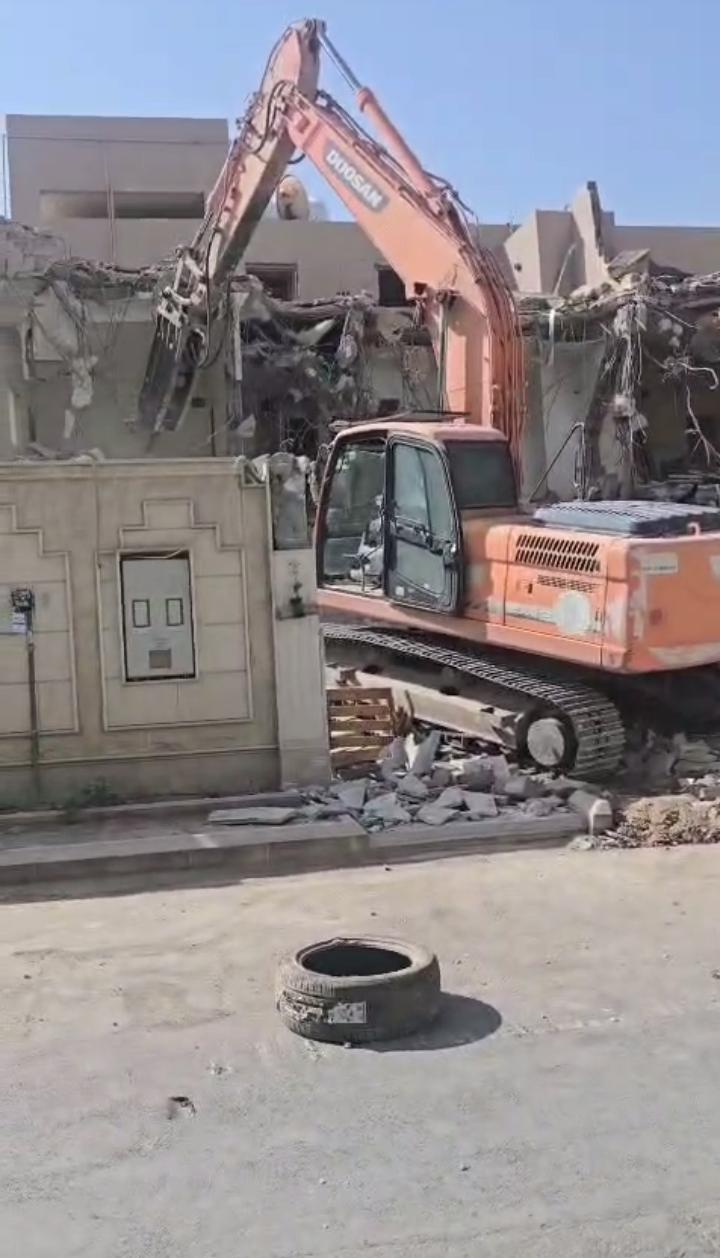 صورة حقيقية لمعدات الهدم أثناء العمل في موقع بالمدينة المنورة
