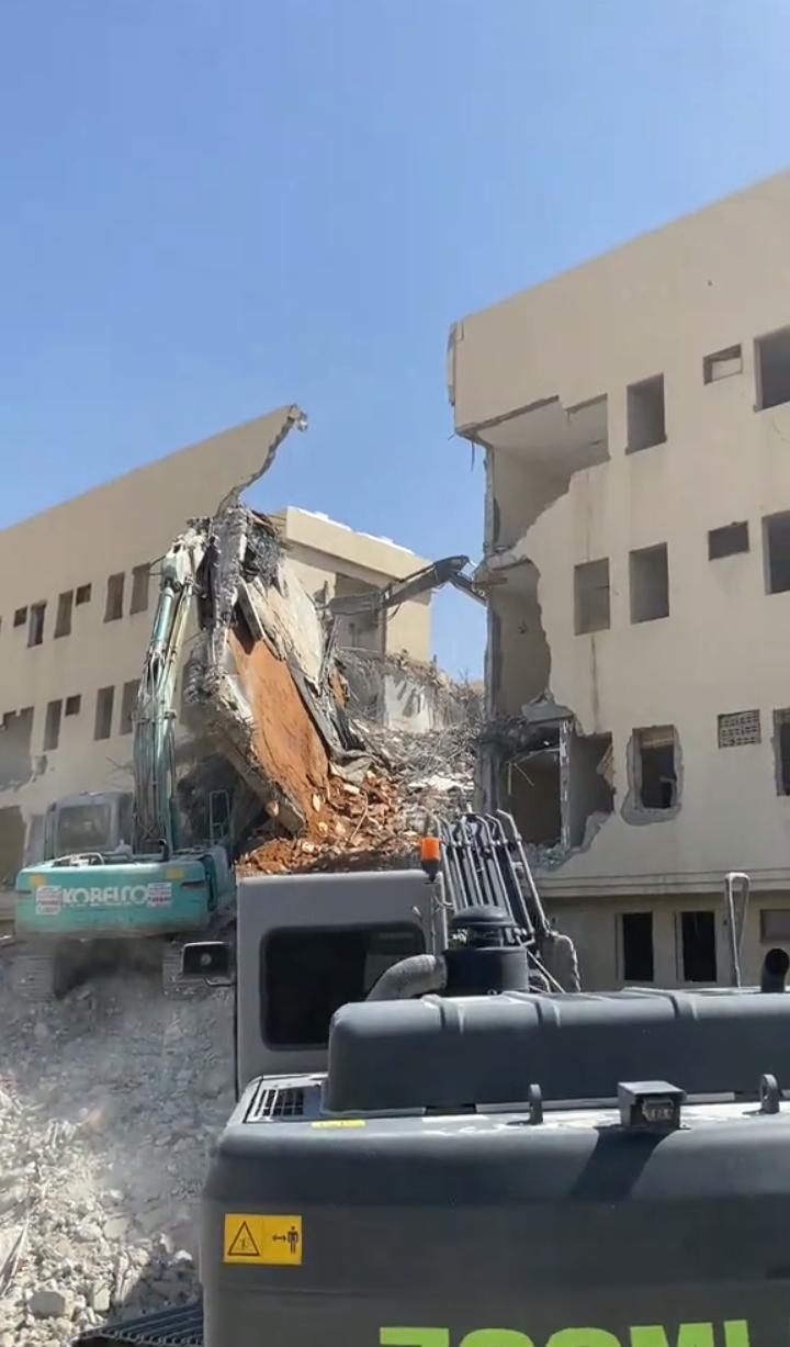 صورة حقيقية لمعدة هدم في موقع بالمدينة المنورة